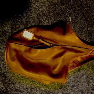 large purse, it has a magnet that closes it at the top. Two pockets on sides.